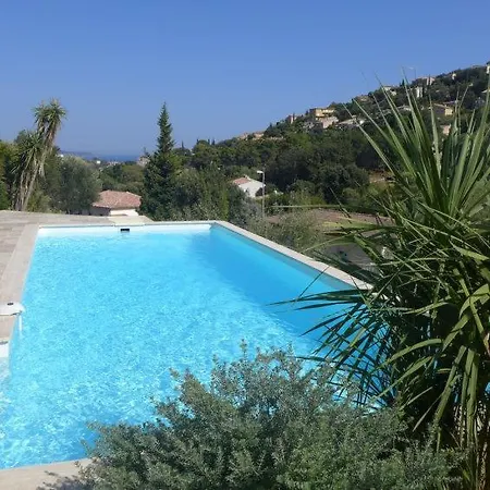 Cavalaire-sur-mer Sleeps 12 Pool Wifi Сasa de vacaciones Cavalaire-sur-Mer
